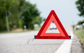 Wypadek pod Polanowem. Volkswagen przewrócił się na bok. Jechały nim dwie osoby