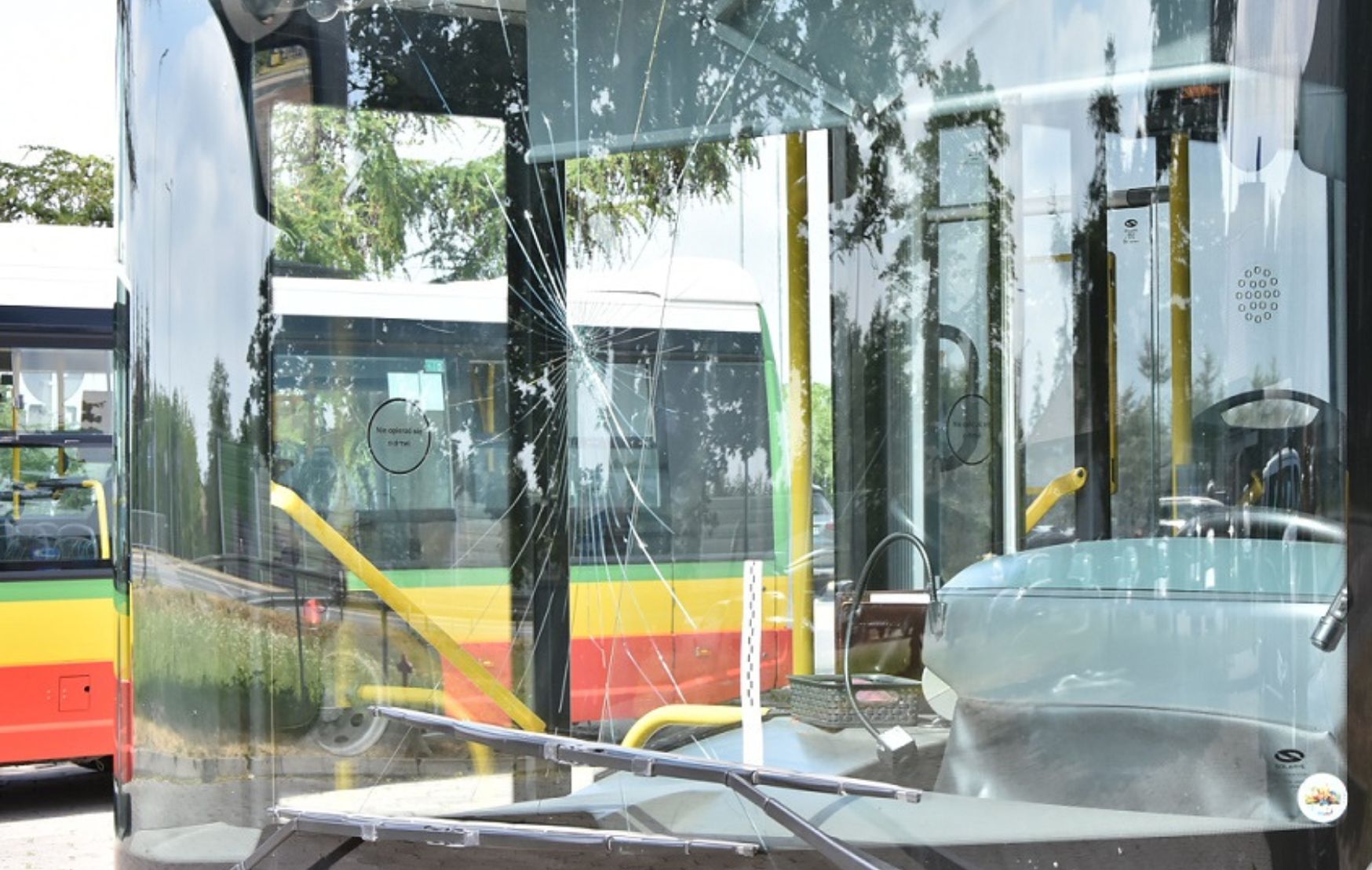 Uszkodziła szybę autobusu, bo zatrąbił na nią kierowca