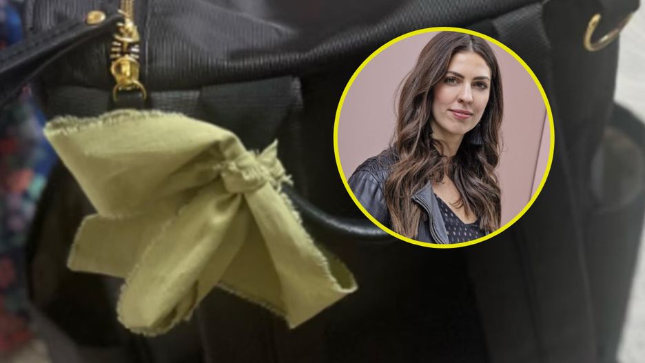 Co oznacza wstążka przy torebce?