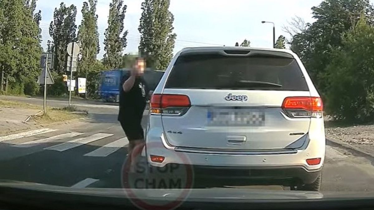 Agresywny kierowca na drodze w Zgierzu.