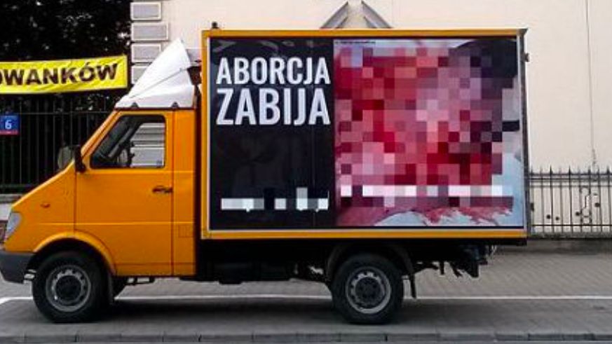 Warszawa. Takie furgonetki jeżdżą po całej Polsce. To akcja Fundacji Pro-Prawo do Życia. Przeciwko drastycznym zdjęciom w przestrzeni publicznej protestuje wiele środowisk