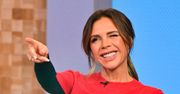 Tak Victoria Beckham wyglądała na ślubie syna! BŁYSZCZAŁA w srebrnej sukni z dekoltem (FOTO)