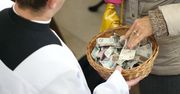 Ofiara na tacę mocno w górę. Ksiądz mówi, jaka obowiązuje stawka