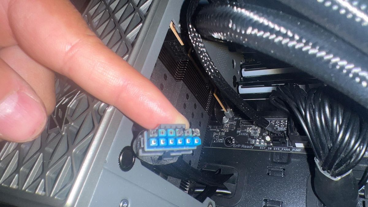 Spalona wtyczka zasilania w karcie graficznej Radeon RX 9070 XT