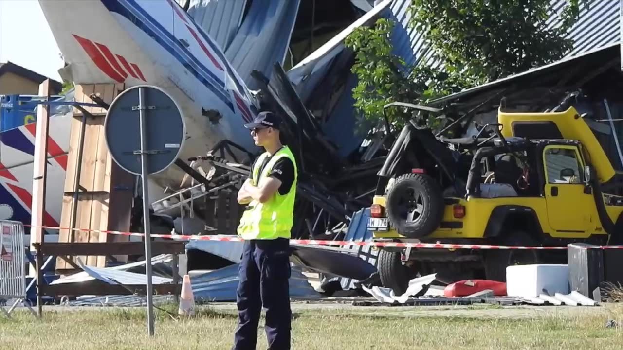 Samolot spadł na hangar w Chrcynnie pod Warszawą. Pięć osób nie żyje, osiem jest rannych