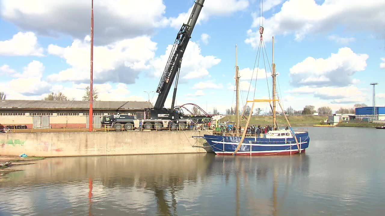 Po 14 latach zwodowano jacht „Ojciec Bogusław”. Zbudowali go bezdomni.