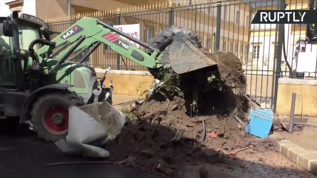 Protest francuskich rolników. Rozrzucili siano i ziemię przed budynkami władz lokalnych.