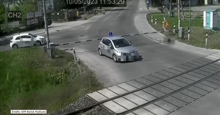 Zlekceważył opuszczające się szlabany i wjechał na przejazd. Był w trakcie egzaminu na prawo jazdy