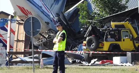 Samolot spadł na hangar w Chrcynnie pod Warszawą. Pięć osób nie żyje, osiem jest rannych