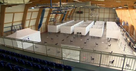 Jelenia Góra wydała 150 tys. zł na punkt masowych szczepień. Szczepionki nie dotarły, będą dopiero po majówce.