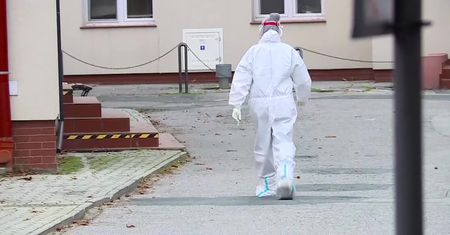 “Przestaliśmy się bać, lekceważymy zasady, rygory”. Czwarta fala pandemii nabiera rozpędu