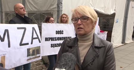 Protest przed krakowskim sądem przeciwko zdegradowaniu sędziów, którzy nie chcieli orzekać z nominatami neo-KRS