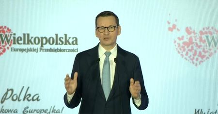 Premier: Luka płacowa cały czas jest, ale maleje