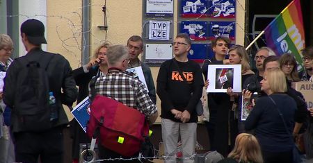 Protesty przeciw stanowi wyjątkowemu w kraju.