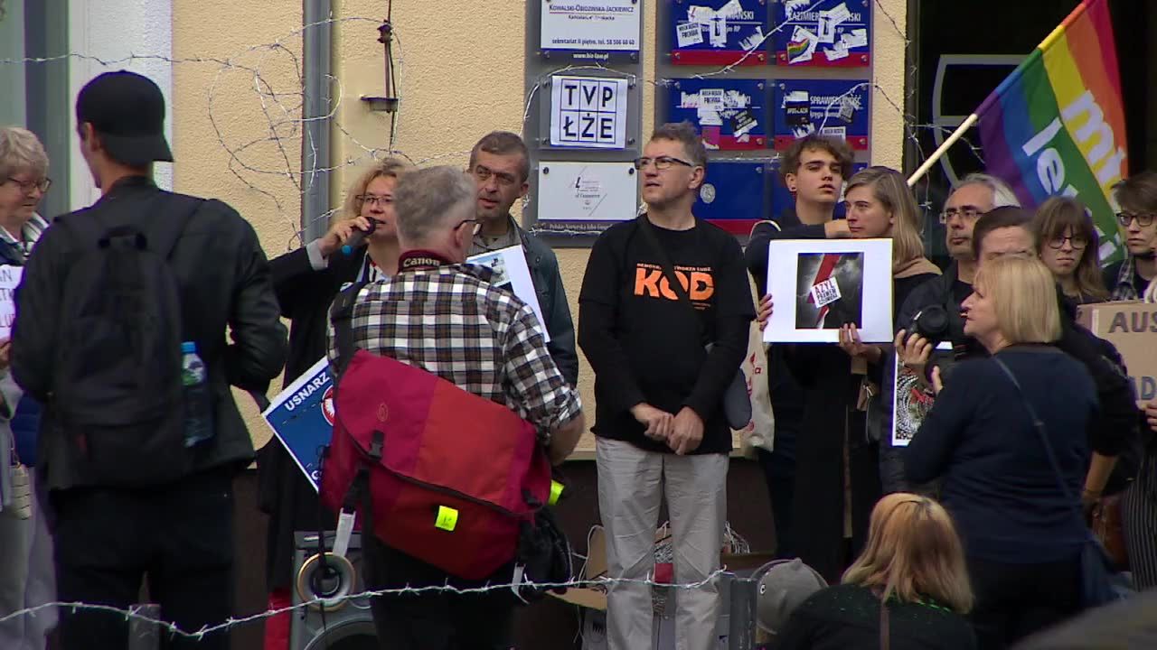 Protesty przeciw stanowi wyjątkowemu w kraju.