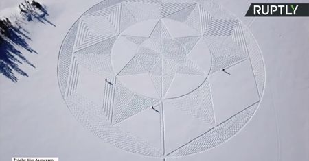 62-latek postanowił „wychodzić” niesamowite geometryczne formacje w śniegu