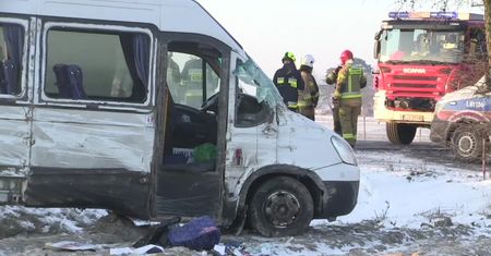 Trzynaście osób poszkodowanych w zderzeniu tira z busem między Łęczną a Lublinem. Kierowca ciężarówki uciekł