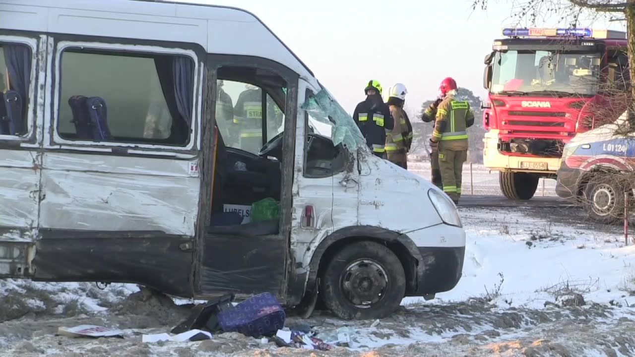 Trzynaście osób poszkodowanych w zderzeniu tira z busem między Łęczną a Lublinem. Kierowca ciężarówki uciekł