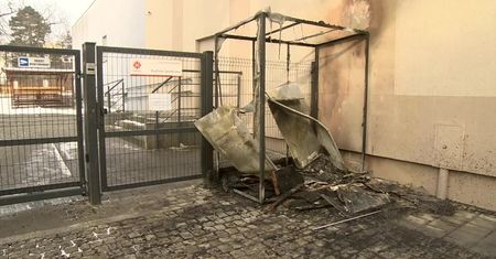 Spłonęły lodówka społeczna i regał przy siedzibie Caritas Archidiecezji Łódzkiej. Pracownicy podejrzewają podpalenie