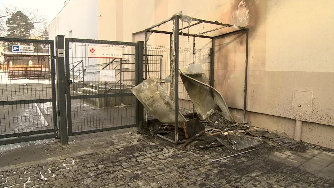 Spłonęły lodówka społeczna i regał przy siedzibie Caritas Archidiecezji Łódzkiej. Pracownicy podejrzewają podpalenie
