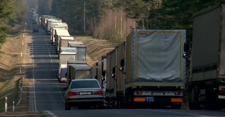 Ponad 25-kilometrowa kolejka tirów w Bobrownikach. Szczegółowe kontrole ciężarówek jadących na Białoruś i do Rosji