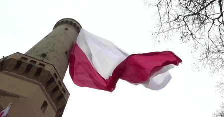 Największa flaga Polski zawisła w Świnoujściu.
