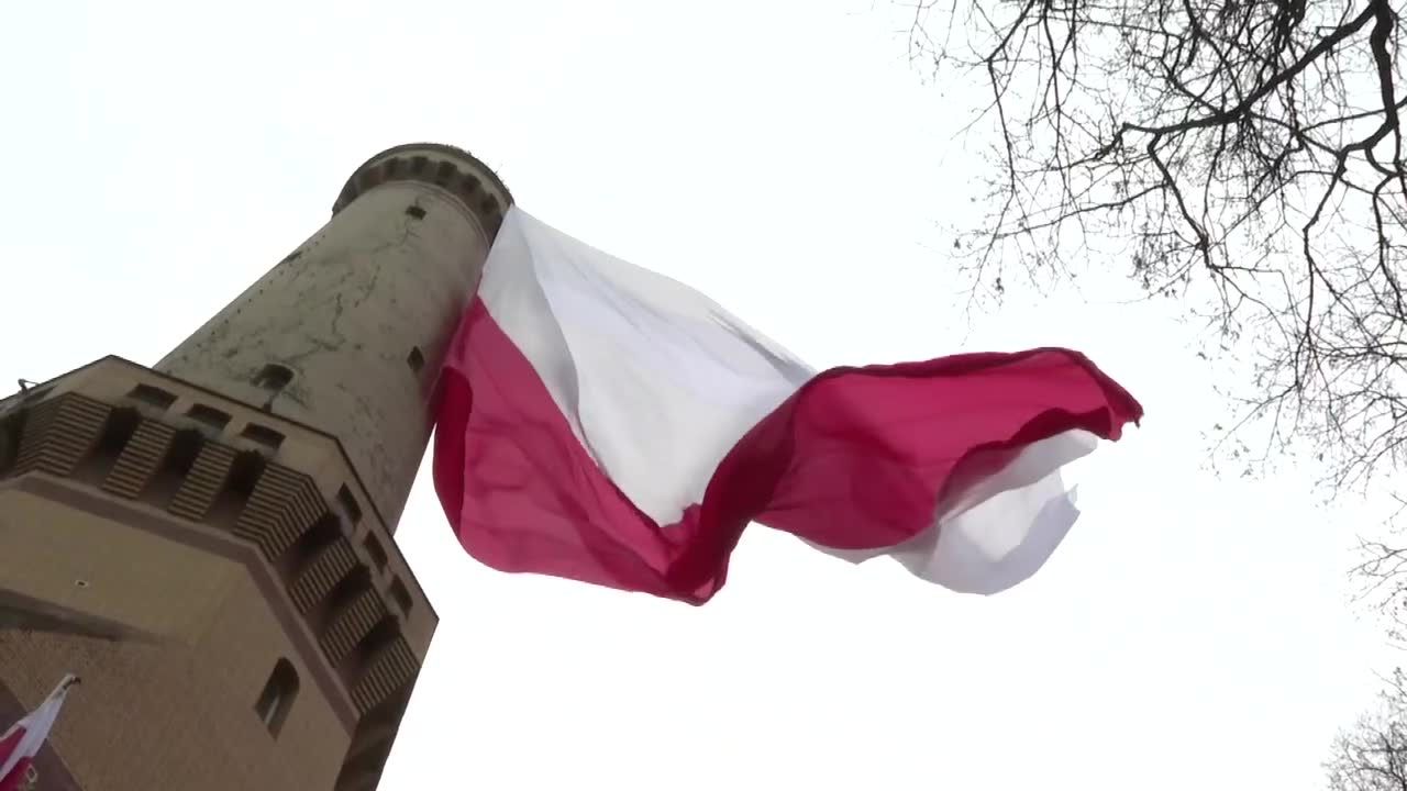 Największa flaga Polski zawisła w Świnoujściu.