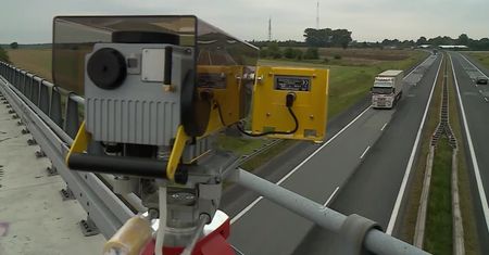 Inteligentny superradar już niedługo u nas? Zmierzy prędkość, oceni tor jazdy i odległość od innych aut.