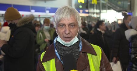 Uciekł przed wojną w Ukrainie i został wolontariuszem na Dworcu Centralnym. „Robię to, co mogę”