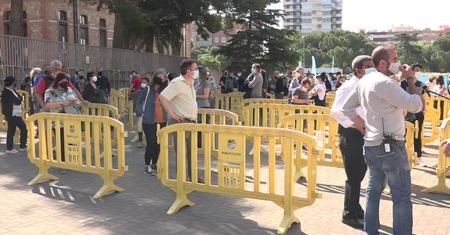 Stadion Barcelony zmienił się w punkt szczepień przeciwko COVID-19. Każde z czterech stanowisk ma obsługiwać minimum 500 osób dziennie.
