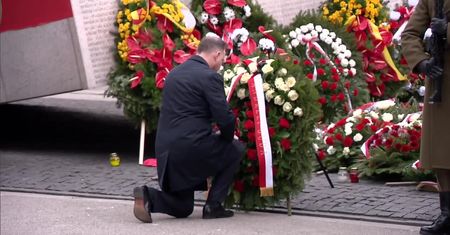 Rocznica katastrofy smoleńskiej. Prezydent Andrzej Duda zapalił znicze pod pomnikami ofiar w Warszawie
