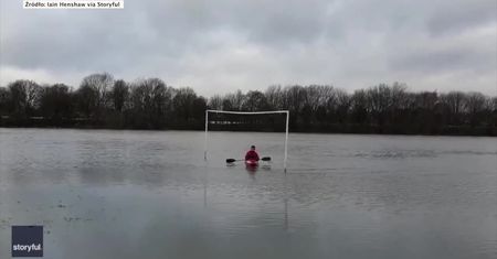Mężczyzna pływał kajakiem po zalanym boisku piłkarskim w Manchesterze