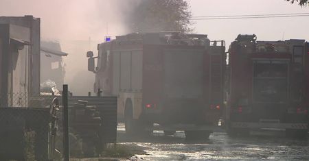 Pożar czterech ciężarówek w Bytomiu, ranny strażak.