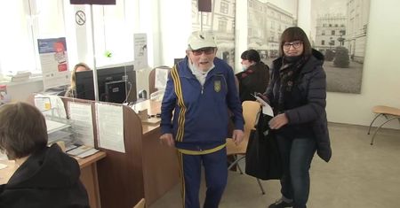 98-letni tenisista z Ukrainy ubiega się o nadanie numeru PESEL. Jak inni, ucieka przed wojną