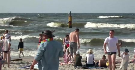 Dramat na plaży w Stegnie – Matka i córka uratowane z morskich fal
