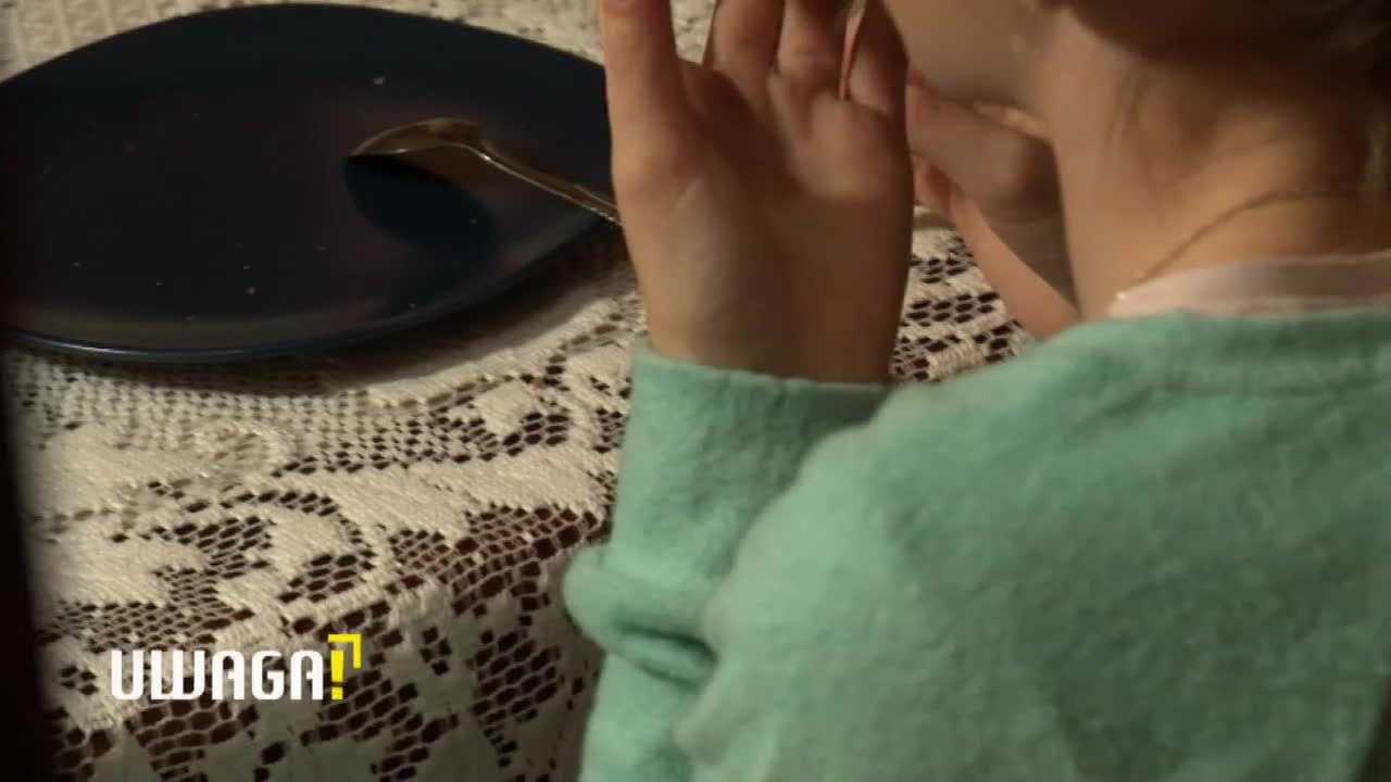 Wyzwiska, szarpanie i spanie na podłodze? Sprawa 12-latki z okolic Włocławka przypomina historię Kopciuszka