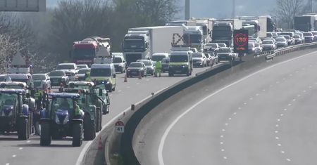 Francuscy rolnicy zablokowali drogi i autostrady. Protest przeciwko reformie polityki rolnej Unii Europejskiej.