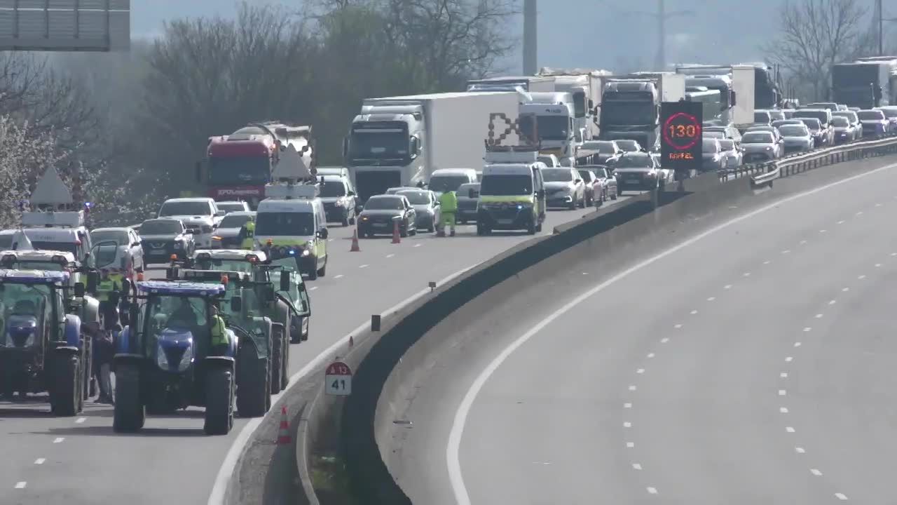 Francuscy rolnicy zablokowali drogi i autostrady. Protest przeciwko reformie polityki rolnej Unii Europejskiej.