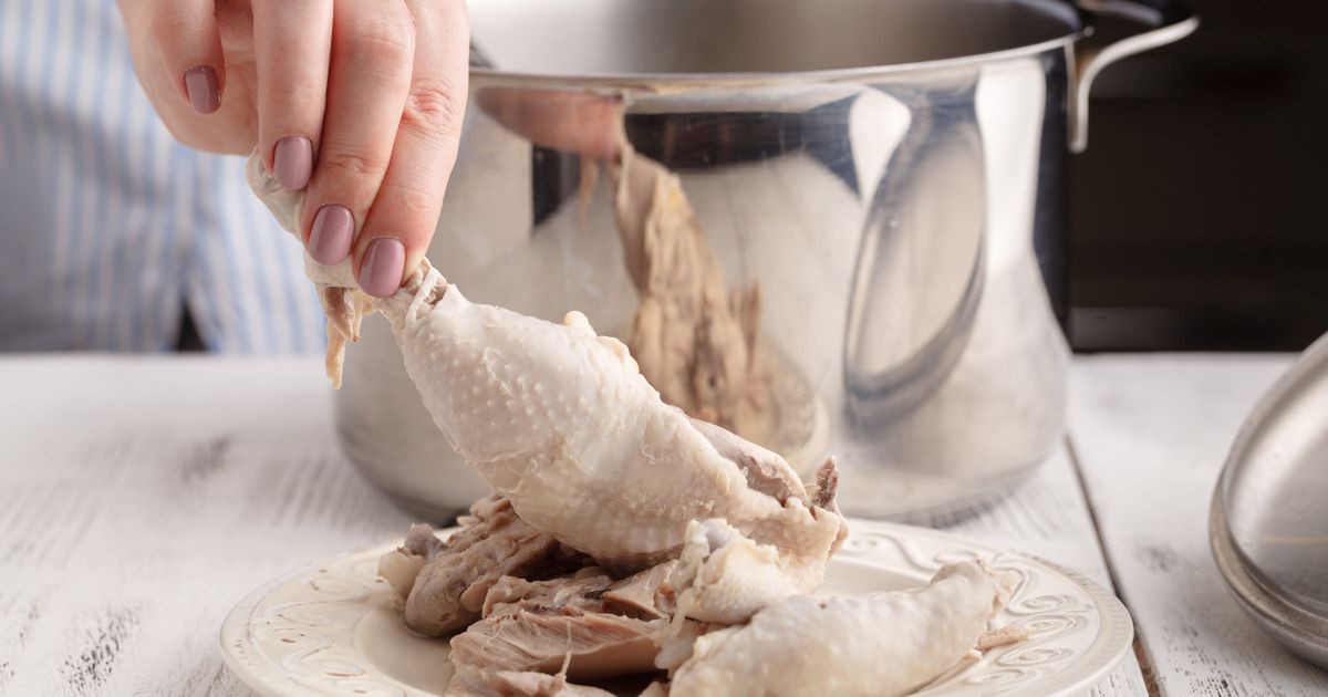 Nie wyrzucaj ugotowanego mięsa z kurczaka po rosole. Jest na niego przepyszny patent
