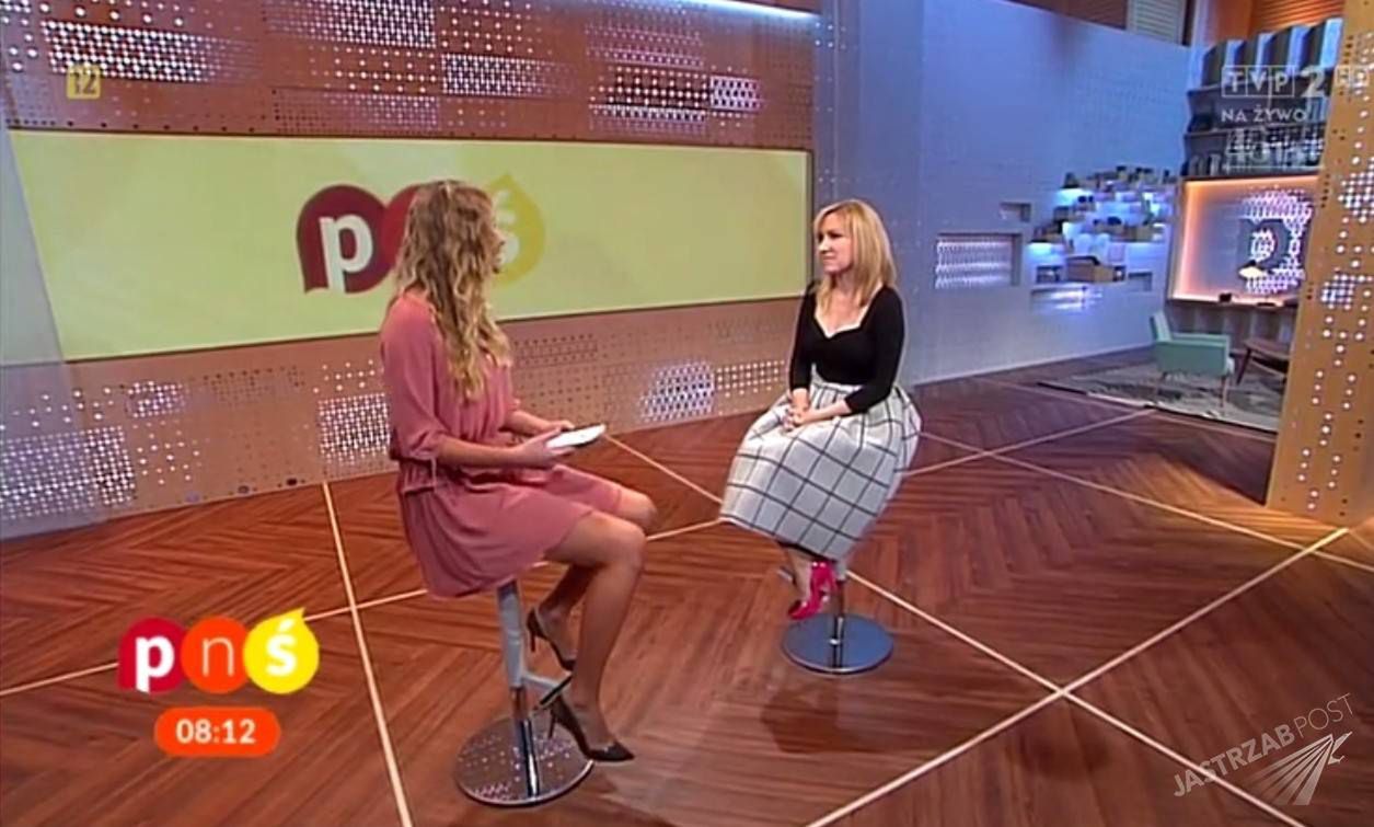 Debiut Marceliny Zawadzkiej w roli prowadzącej "Pytanie na śniadanie". Miała na sobie sukienkę Mango i szpilki Zara. Na zdj. z Magdaleną Keler z portalu Plejada.pl (fot. Pytanienasniadanie.tvp.pl)
