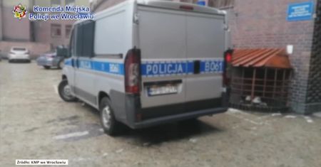 Rzucił się z nożem na policjantów. 33-latek aresztowany.