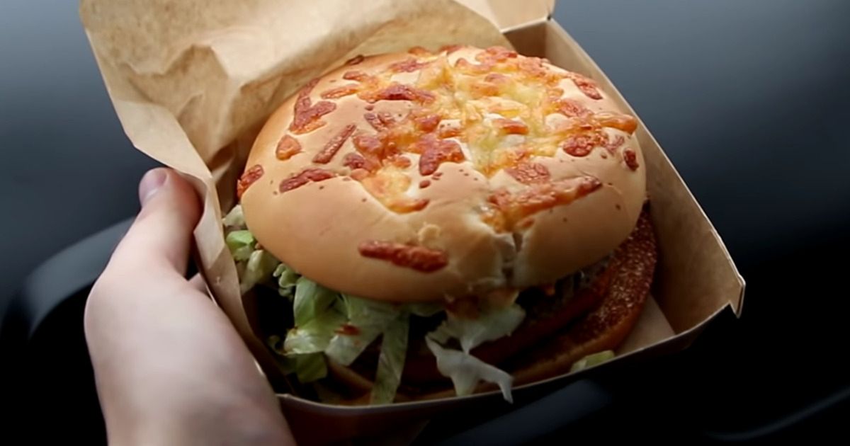 Burger Drwala - Pyszności; foto: kadr z materiału na kanale YouTube: MrKryha