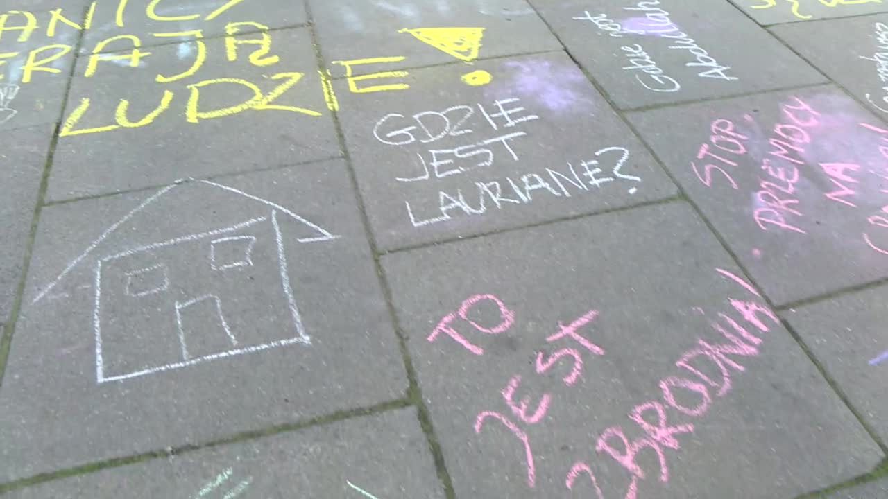 Dzieci narysowały kredą domki, matki dopisały hasła. W sprawie chodnikowych rysunków interweniowała policja