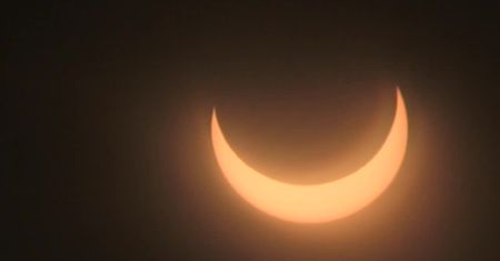 Częściowe zaćmienie słońca uchwycone nad Jakuckiem