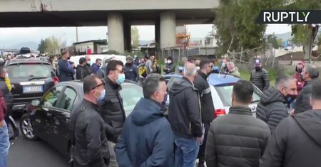 Blokada autostrady w Neapolu. Protest przeciwko lockdownowi we Włoszech.
