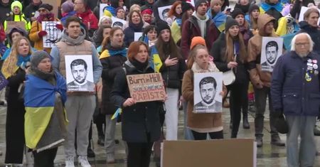 Warszawa solidarna z Ukrainą. Wiec poparcia przed PKiN