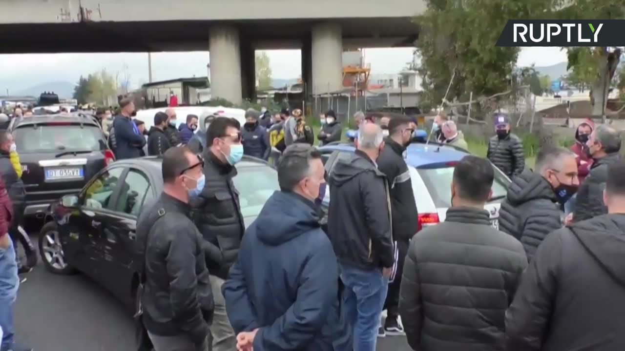 Blokada autostrady w Neapolu. Protest przeciwko lockdownowi we Włoszech.