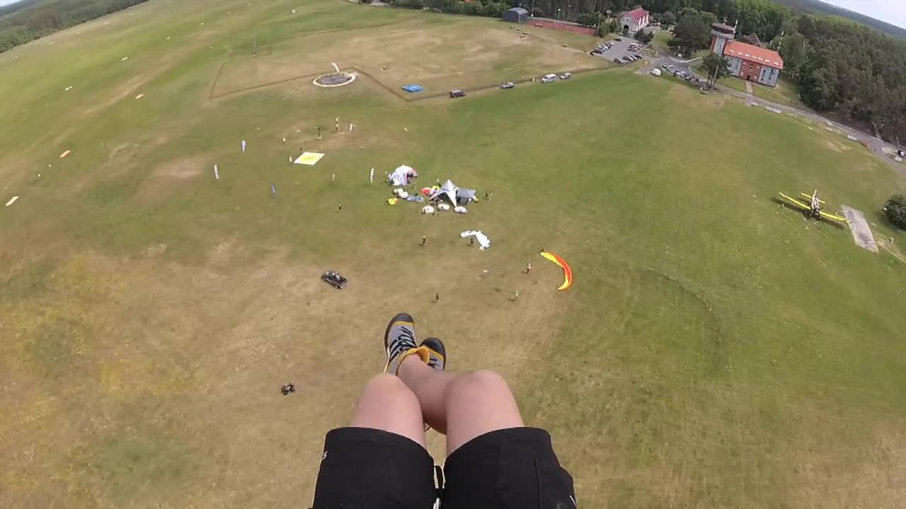Mistrzostwa paralotniarzy w celności lądowania w Lubuskiem. Rywalizowało 40 zawodników