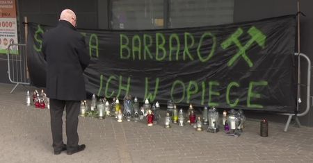 Kwiaty i znicze przed kopalnią Pniówek. Zgromadzeni modlą się o uwięzionych górników