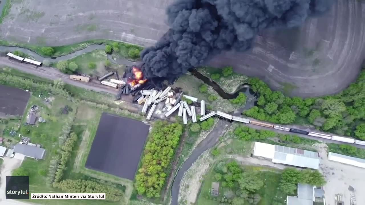 Pożar wagonów po wykolejeniu pociągu towarowego w USA. Przewożono nawóz i saletrę amonową.